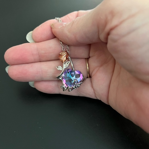 ☄️This stunning heart and rose pendant necklace is perfect for Mother’s Day! 18” - Picture 11 of 14